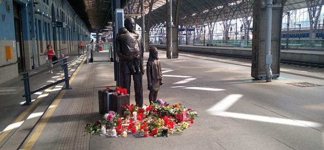 Desítky lidí přišly uctít památku sira Nicholase Wintona na pražské hlavní nádraží