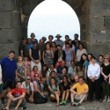 Skupinová fotografie účastníků semináře na křižáckém hradu Belvoire.
