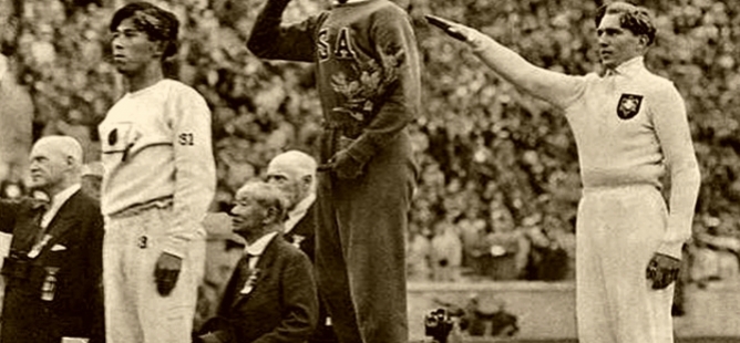 Černému atletovi pomohl k triumfu na Hitlerově olympiádě hajlující Němec