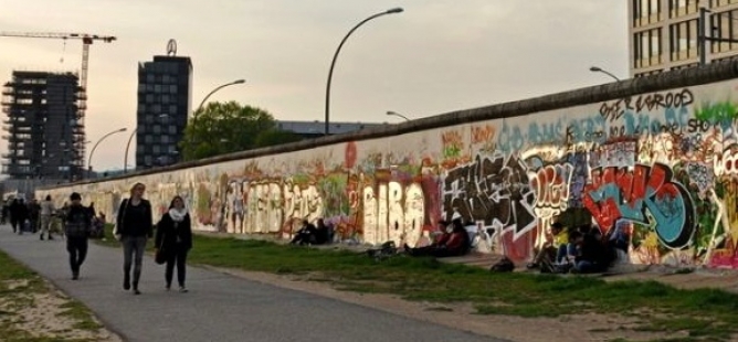 Polovina Němců podle průzkumu neví, kdy byla postavena Berlínská zeď
