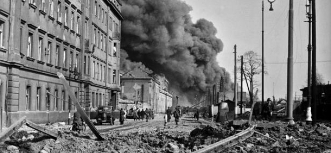 Úder na Květnou neděli. Bomby v Praze ničily továrny, letiště i domy