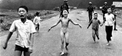Dívka z válečné fotografie zranění od napalmu přežila a utekla i komunistům