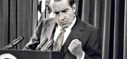 Svědectví o Watergate smazala sekretářka, vykrucoval se po aféře Nixon