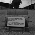 Majdanek - válce na zarovnávání cest - do nich byli zapřaháni vězni