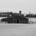 Majdanek - táborový barák - v pozadí lublinské paneláky
