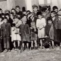 dětští vězni před dětským barákem letského tzv. cikánského tábora