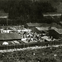 pohled na hodonínský tzv. cikánský tábor od východu. Za plotem zabavené kočovné vozy, mezi baráky pravděpodobně nově příchozí vězni, 1942