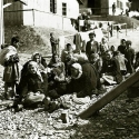 vězněné ženy s dětmi v hodonínském tzv. cikánském táboře, 1943
