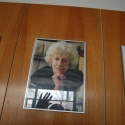 fotografie Olgy Havlové ve vestibulu školy, která nese v názvu její jméno
