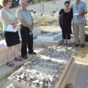 Účastníci Myriam Provost a Alan Salzenstein slavnostně řeční nad hrobem Oskara Schindlera.