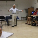 Dr. Pesach Schindler z Hebrejské univerzity vede přednášku: "Bůh, Židé, a dějiny".
