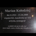 Urna s ostatky Mariana Kolodzieje za mramorovou deskou v podzemí kostela mezi jeho kresbami