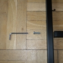 detail spoje v prostřední části výstavního rámu - šestihraný šroub a klíč