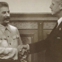Stalin si blahopřeje s Ribbentropem