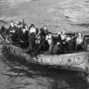 záchranný člun s vojáky