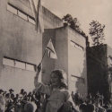 Oslavy vzniku nového státu před muzeem na Rothschildově ulici v Tel Avivu