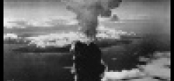 Spojené státy svrhly atomovou bombu na japonskou Hirošimu 