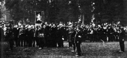 Pochod českých legionářů připomněl v Paříži 100 let od vzniku roty Nazdar