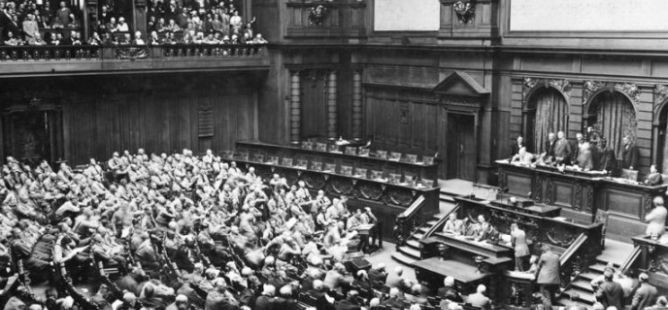 Unikátní vizualizace: Nacisté a komunisté hlasovali v parlamentu tzv. Výmarské republiky společně