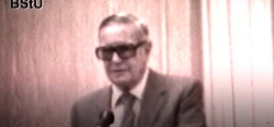 Nikdy se nepřiznávejte, radí na videu legendární špion Philby agentům Stasi