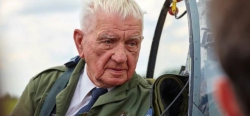 Generál Boček se nad Londýnem po 71 letech znovu proletěl ve spitfiru