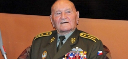Zemřel poslední žijící parašutista vysazený v protektorátu. Generálu Klemešovi bylo 95 let