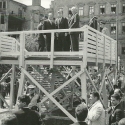 26. 6. 1963 byl prezident USA John F. Kennedy během své návštěvy Západního Berlína nadšeně oslavován. Plošina byla umístěna u přechodu Checkpoint Charlie. Doprovod prezidenta USA tvořil spolkový kancléř Konrad Adenauer a starosta Západního Berlína Wi