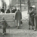 O Vánocích 1963, dva a půl roku po postavení zdi, směli poprvé Západoberlíňané na několik hodin do východního Berlína, pokud zde měli prokazatelně příbuzné. 