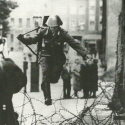 Útěky přes Berlínskou zeď z východního do Západního Berlína. Východoněmecký policista Hans Conrad Schumann prchá do Západního Berlína (15. srpen 1961).