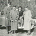 V ušitých sovětských uniformách se podařilo posádce auta dostat na území Západního Berlína, první společný snímek na svobodě.