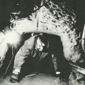 Nejmasovější útěk se uskutečnil v nejdelším tunelu (145 m) 3. a 4. 10. 1964. Po půl roce těžké práce se podařilo 57 osobám uprchnout. Na fotografii nejstarší uprchlík s nemocným srdcem, který cestu tunelem málem nepřežil.