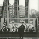 Ronald Reagan řečnil před Braniborskou bránou v létě roku 1987. Od Východního Berlína ho oddělovala nejen zeď, ale i neprůstřelné sklo, které ho mělo chránit před případnými ostřelovači ve východní části města. Bylo to v době tzv. perestrojky, s níž 