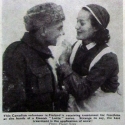 Kanadská dobrovolnice ve Finsku v řadách oddílů zdravotních sester "Lotta" léčí omrzliny rukou. Zvláštní je, že nejlepší léčba omrzlin je obklad ze sněhu! 1940/23