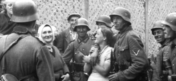 Nacisti se fotí s Ruskami. Unikátní snímky z okupace Sovětského svazu