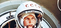 Valentina Těreškovová v raketě zvracela, po přistání mířila pistolí na pastevce