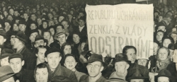 Únorová vládní krize ve fotografiích z oslavné publikace (1949)